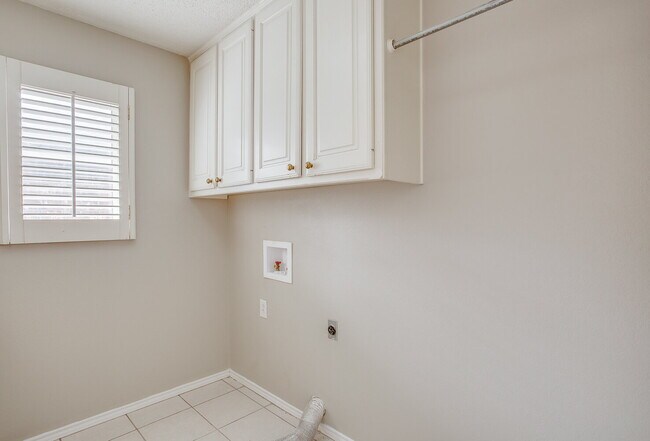 Building Photo - Newly Remodeled Prestigious Home!!