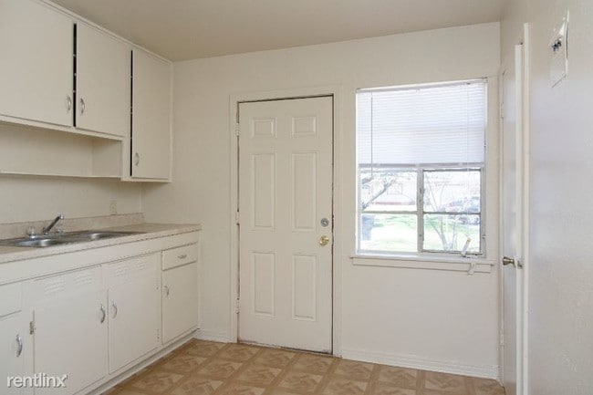 Building Photo - 2 br, 1 bath House - 3938 LYNWOOD