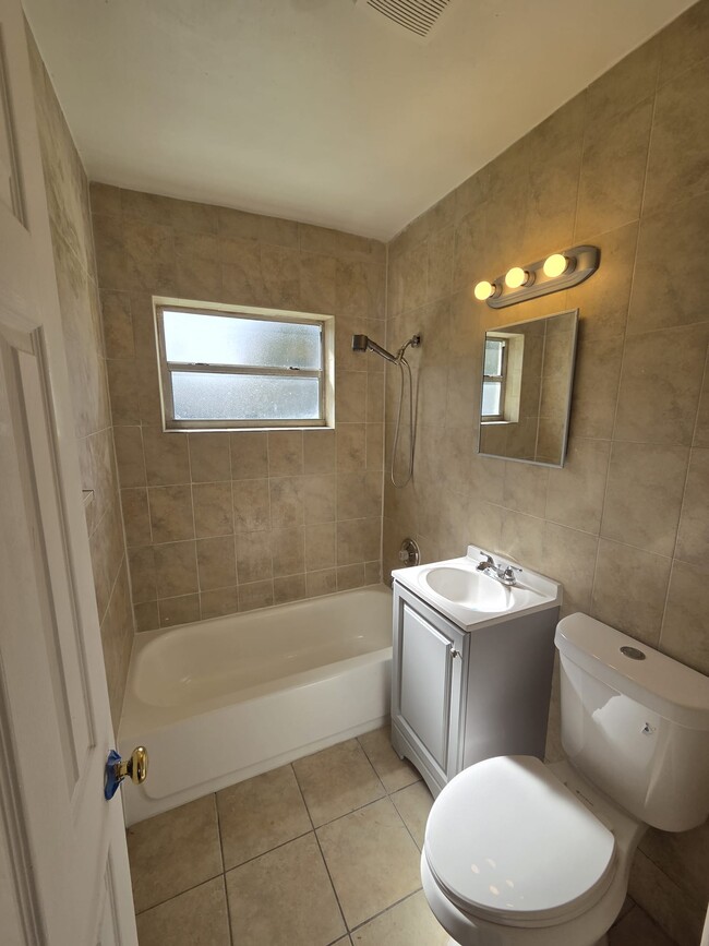 Building Photo - 1327 SW 22nd Ave