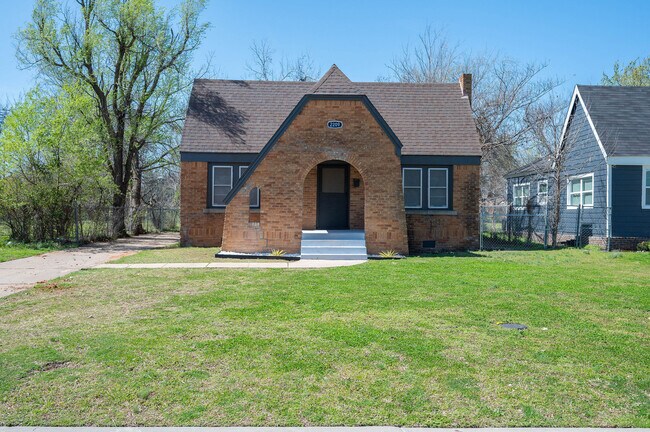 Primary Photo - 2209 N Bath Ave