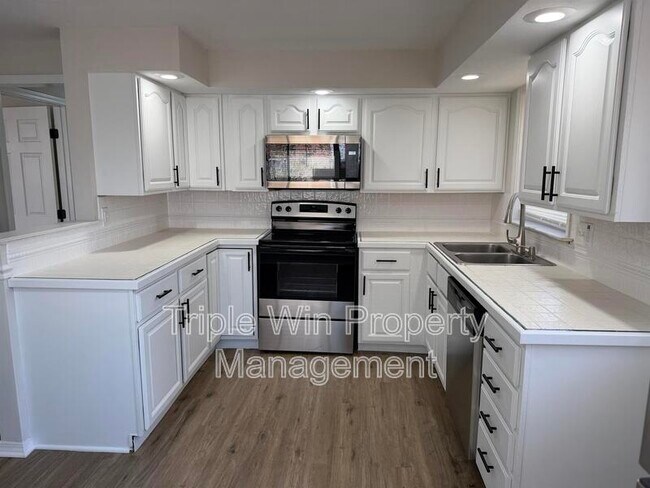 Building Photo - 404 Fee Fee Hills Dr