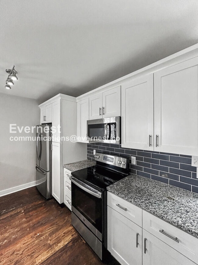 Building Photo - Charming 2 Bed, 1 Bath with Fenced Yard and Stainless Steel Appliances
