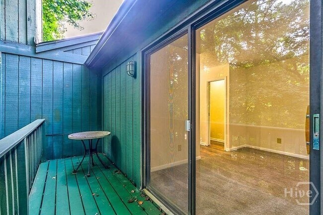 Building Photo - 108 Fernbanks Ct