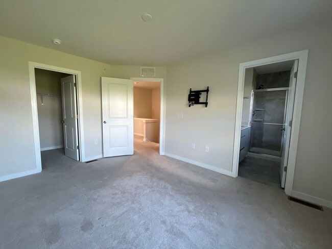 Building Photo - Beautifully maintained 3-bedroom, 2.5-bath...