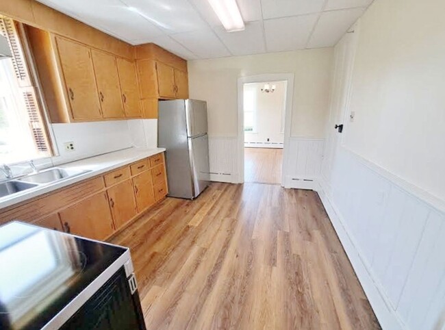 Building Photo - 3 Bed / 1-1/2 Bath Single Family w/2 Car G...