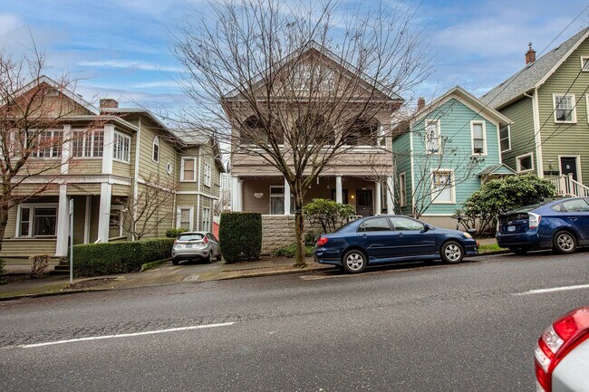 Building Photo - Charming Goose Hollow Home, Big, Spacious, and Bright!