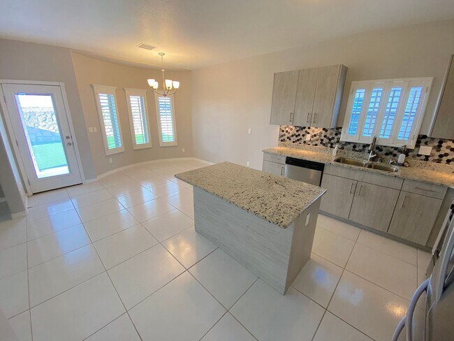 Building Photo - Spacious 4 Bedroom Refrig A/C Home