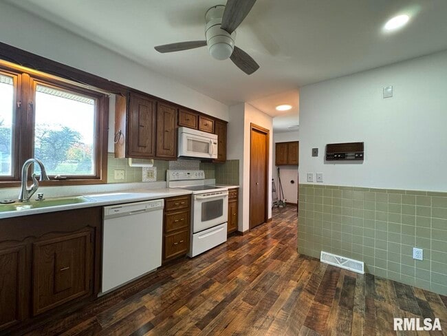 Building Photo - 3816 Ridgewood Dr