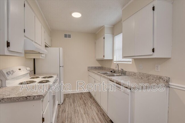 Building Photo - 2571 1/2 Tobacco Road - D