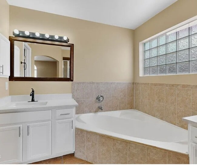 Building Photo - 4 BEDROOM 3 BATHROOM HOME! fully remodeled...