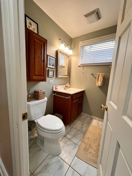 Building Photo - 1N261 Stacy Ct