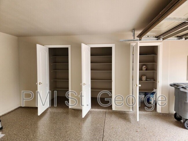 Building Photo - 545 S Valley View Dr