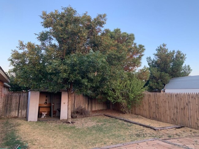 Building Photo - Fantastic House Available June 6th in Fren...