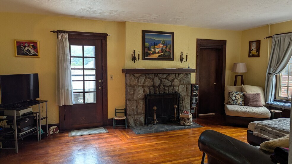 Building Photo - 78 Roe Ave