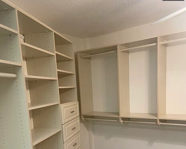 Building Photo - 8771 Bay Pointe Dr