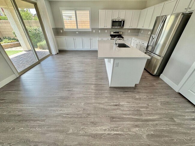 Building Photo - STUNNING 2 STORY HOME 3 BEDROOM/2.5 BATHROOM