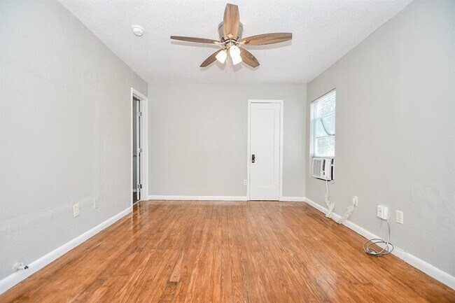 Building Photo - 2722 Wroxton Rd