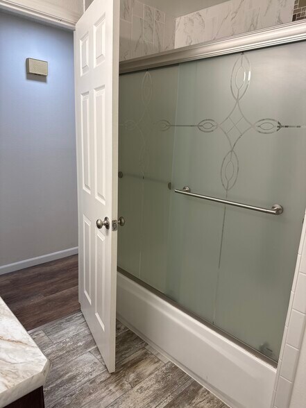 Shower/tub of full bathroom - 15320 NE 31st St