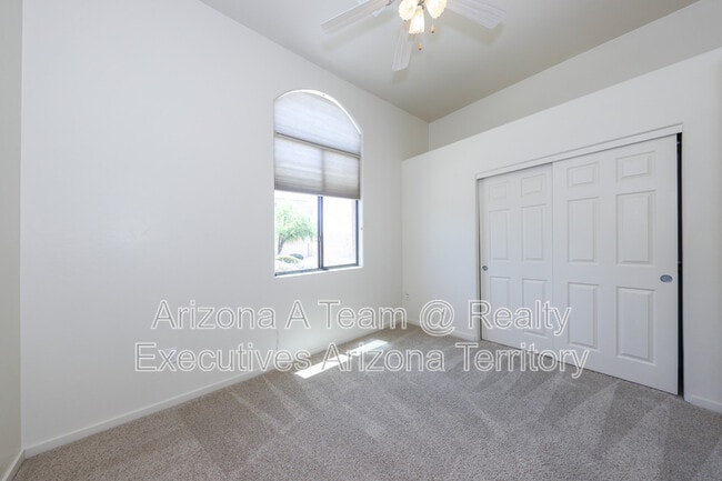 Building Photo - 665 E Weckl Pl