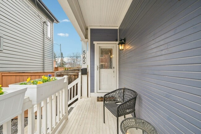 Building Photo - 565 Lathrop St
