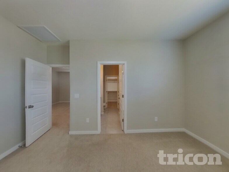 Building Photo - 4548 E Grandview St