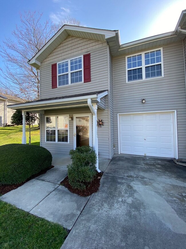 Building Photo - Fletcher - Updated Townhome with fenced pa...