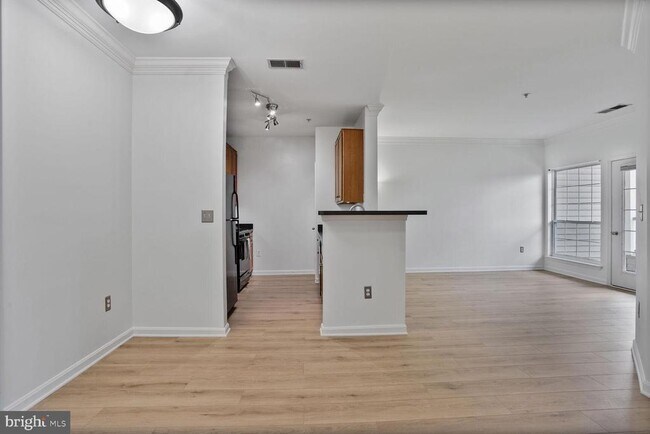 Building Photo - 4854 Eisenhower Ave