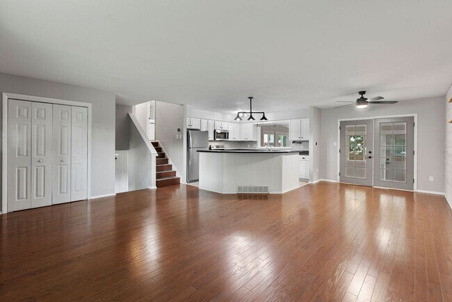 Building Photo - Students Welcome! Spacious 5 Bedroom Home in West Fort Collins