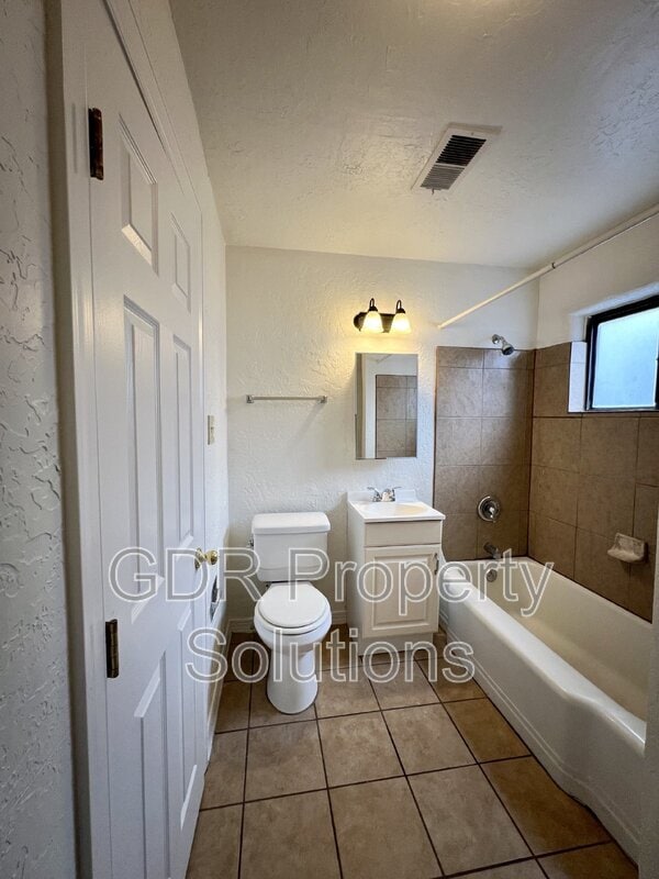 Building Photo - 3529 Ross Ave SE