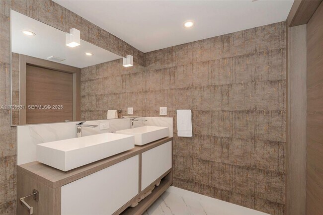 Building Photo - 2301 Collins Ave