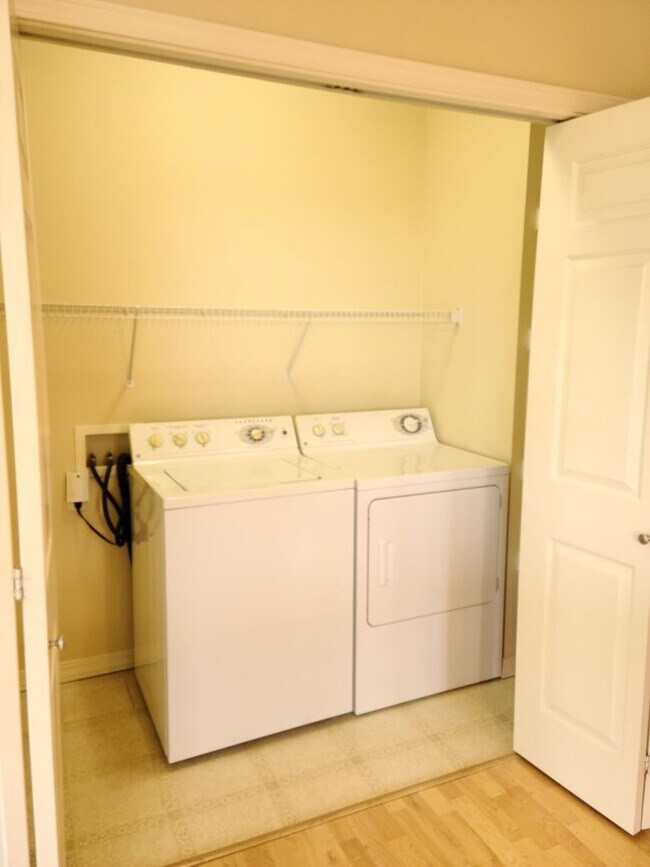 Building Photo - Spacious two bedroom condo!