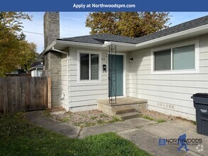 Building Photo - Nice 2 Bedroom 1 Bathroom Duplex-Washer/Dr...