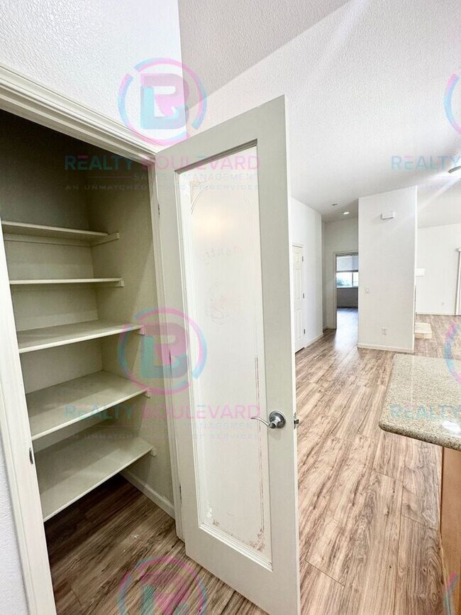 Building Photo - 3 Bedroom 2.5 Bathroom + Loft & 2 Car gara...