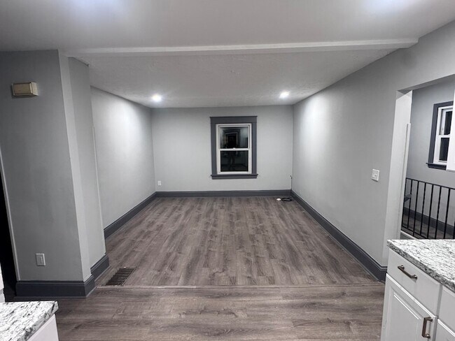 Building Photo - 95 New Canaan Ave