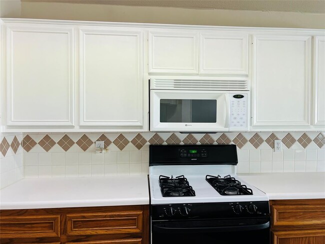 Building Photo - 8512 Hillrock Dr