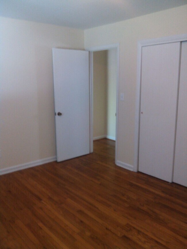 Building Photo - 529 Hillsborough St