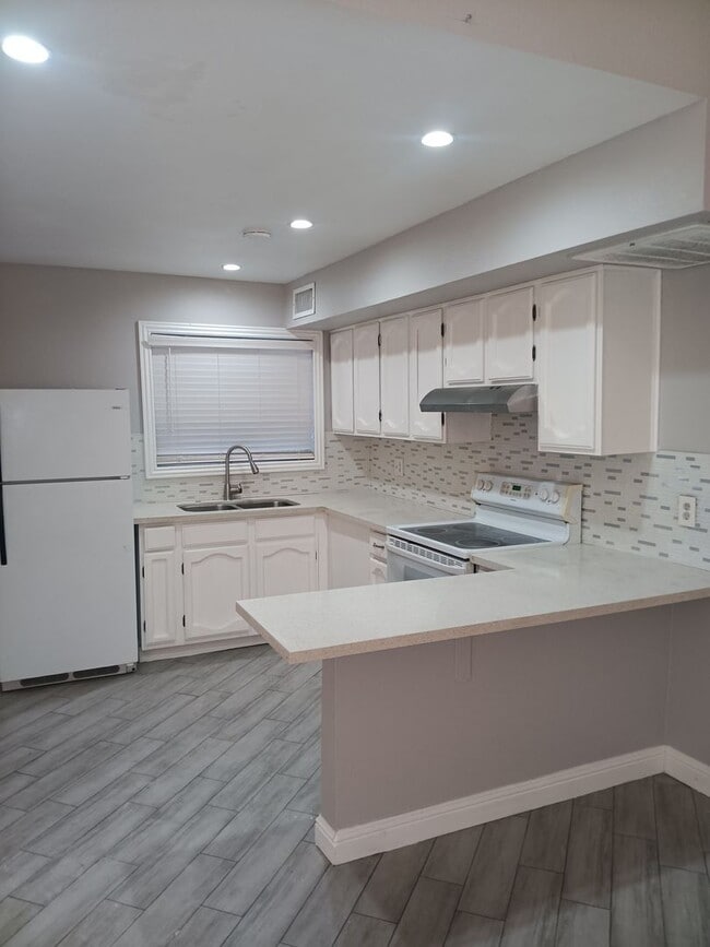Building Photo - ADORABLE 1 BED/1 BATH/ 1 CAR