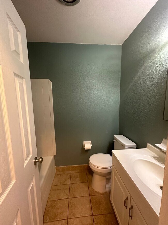 Building Photo - 3 Bedroom 2 Bath home located just off Oca...