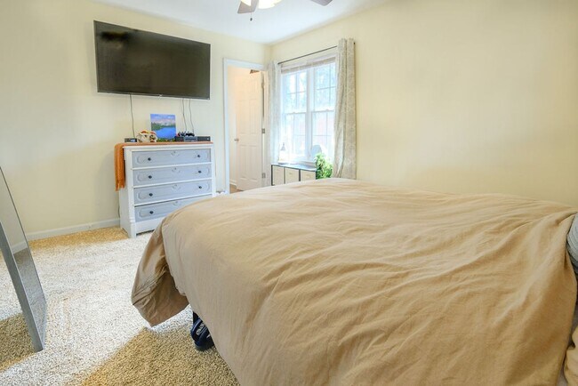 Building Photo - 15 White Street Extension