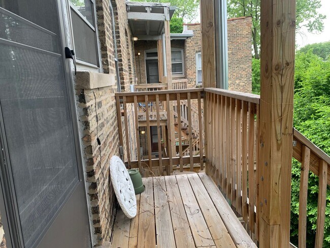 Building Photo - Sun-drenched Roscoe Village