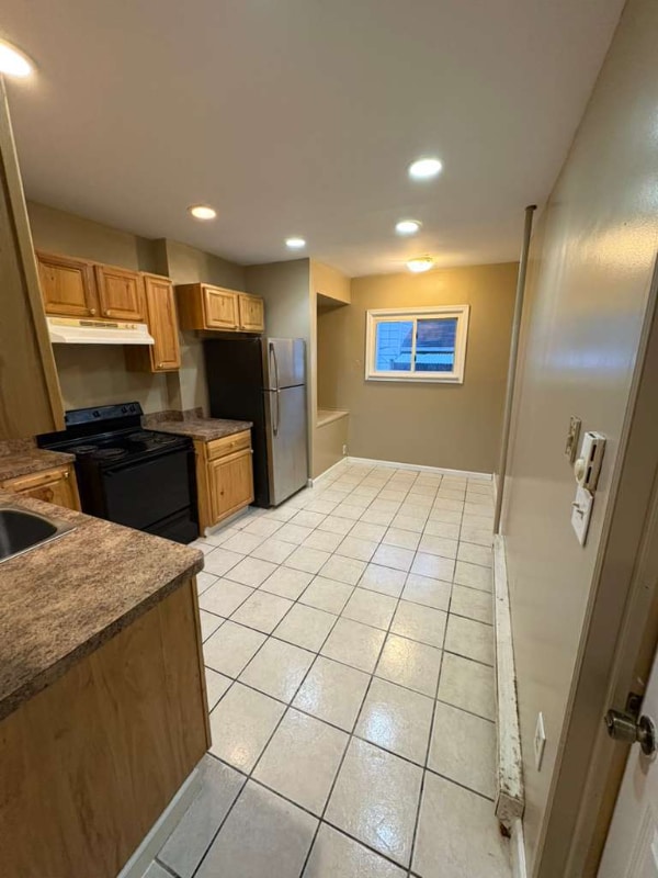 Building Photo - 552 Main St