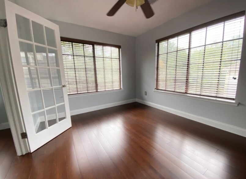 Building Photo - 2605 Hemlock Pl