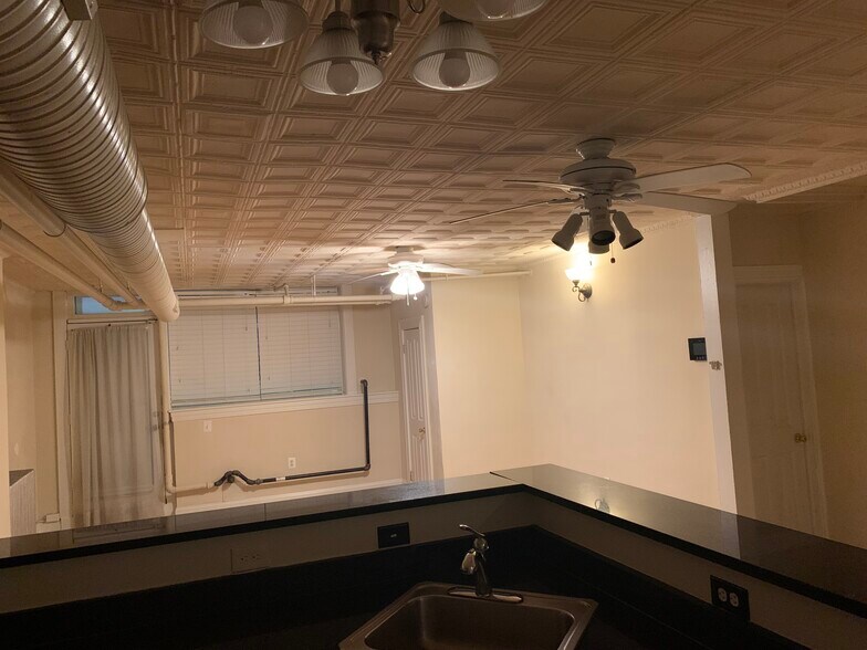 Building Photo - 2105 N Charles St