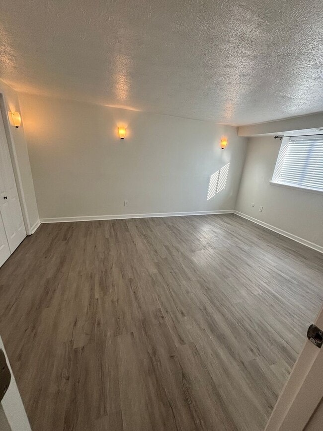 Building Photo - 2 Bedroom Condo in Hunting Ridge!