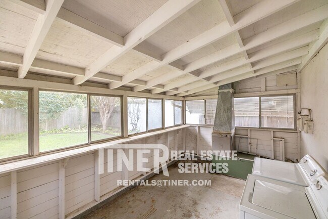 Building Photo - Tahoe Park Charmer with remodeled kitchen