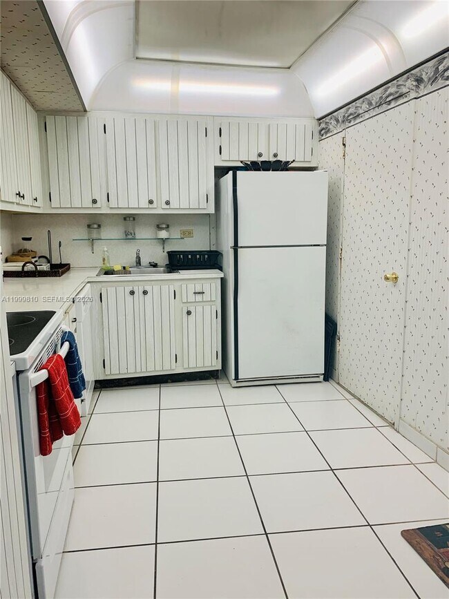 Building Photo - 6039 Collins Ave