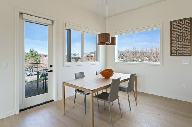 Building Photo - 4Bed 3.5 Bath - Views - Studio