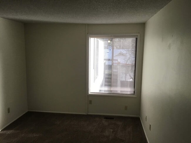 Building Photo - 3 bedroom 2 bathroom Duplex