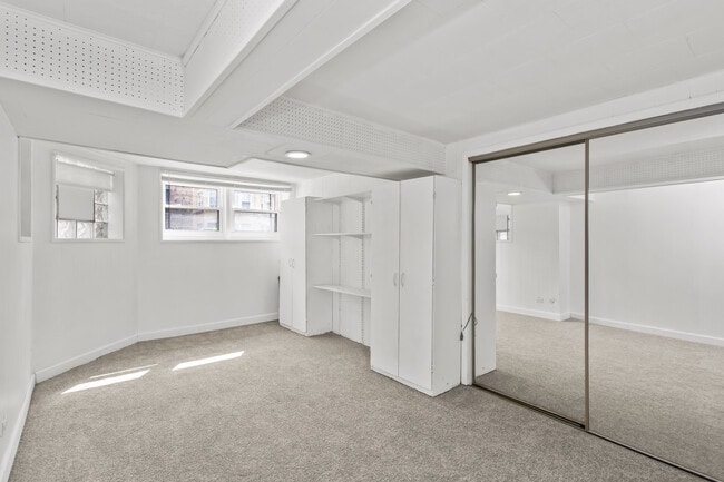 Building Photo - 6246 N Oakley Ave