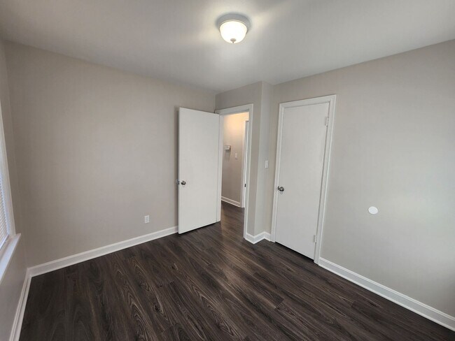 Building Photo - Updated 3 bedroom 1 bath in Shively! Excel...